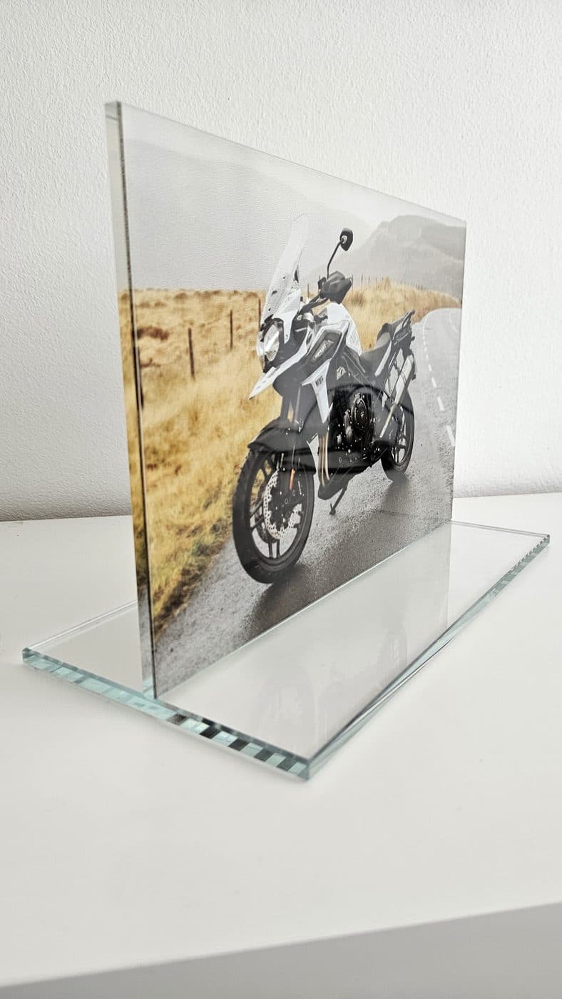 Unikatan stakleni panel sa motivom motocikla