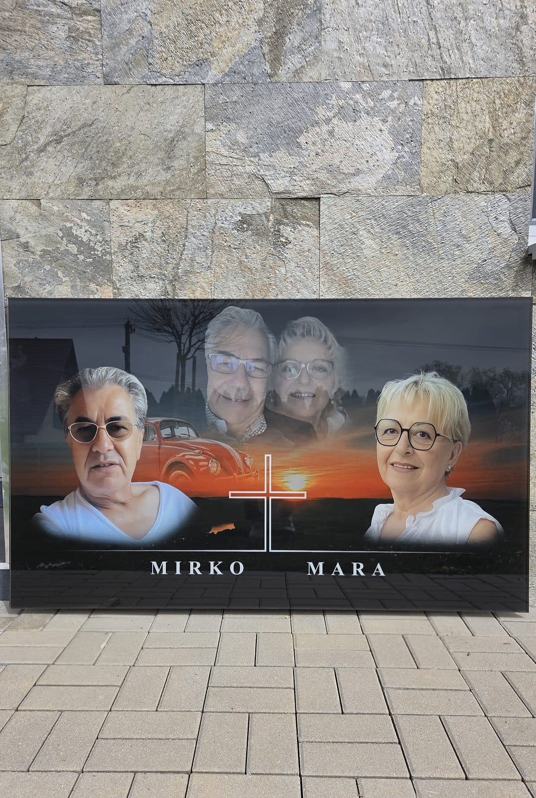 Porodični stakleni spomenik sa više portreta